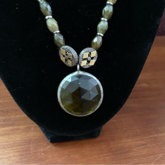 Semi-precious natural green and brown gemstone vintage necklace with pendant - Picture 4 of 9